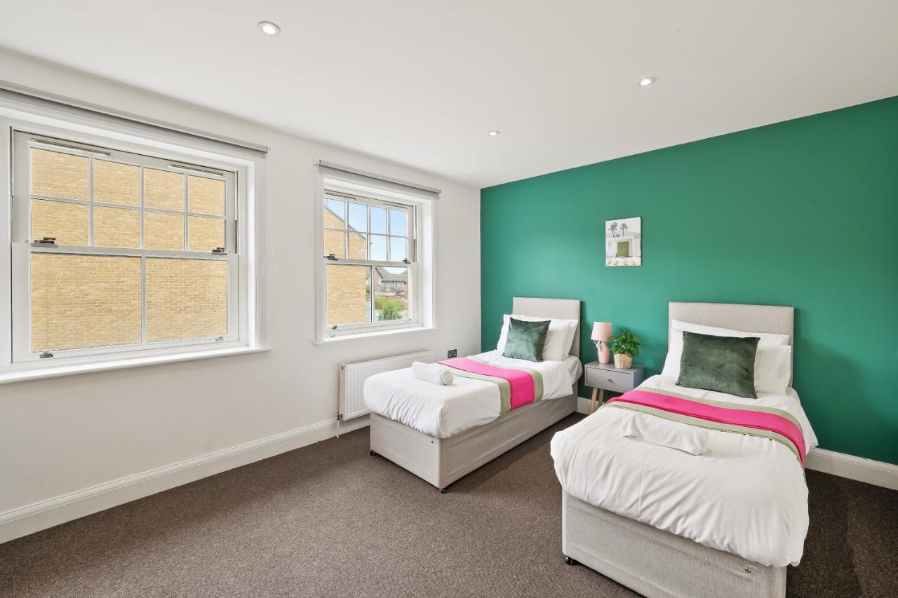 Lovely 4 Bed With Ensuite Free Wifi Off Street Parking In Sutton Morden  Exterior photo