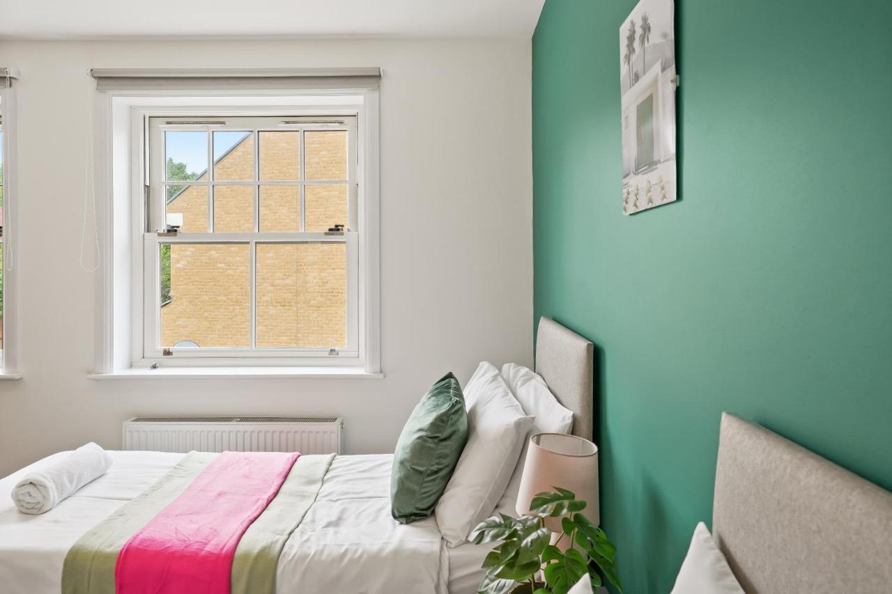Lovely 4 Bed With Ensuite Free Wifi Off Street Parking In Sutton Morden  Exterior photo